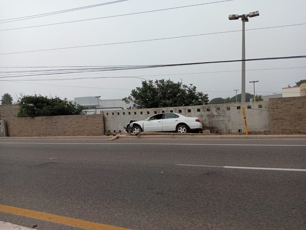 Conductor derriba poste de la CFE en el bulevar Popotla – Ecos de Rosarito